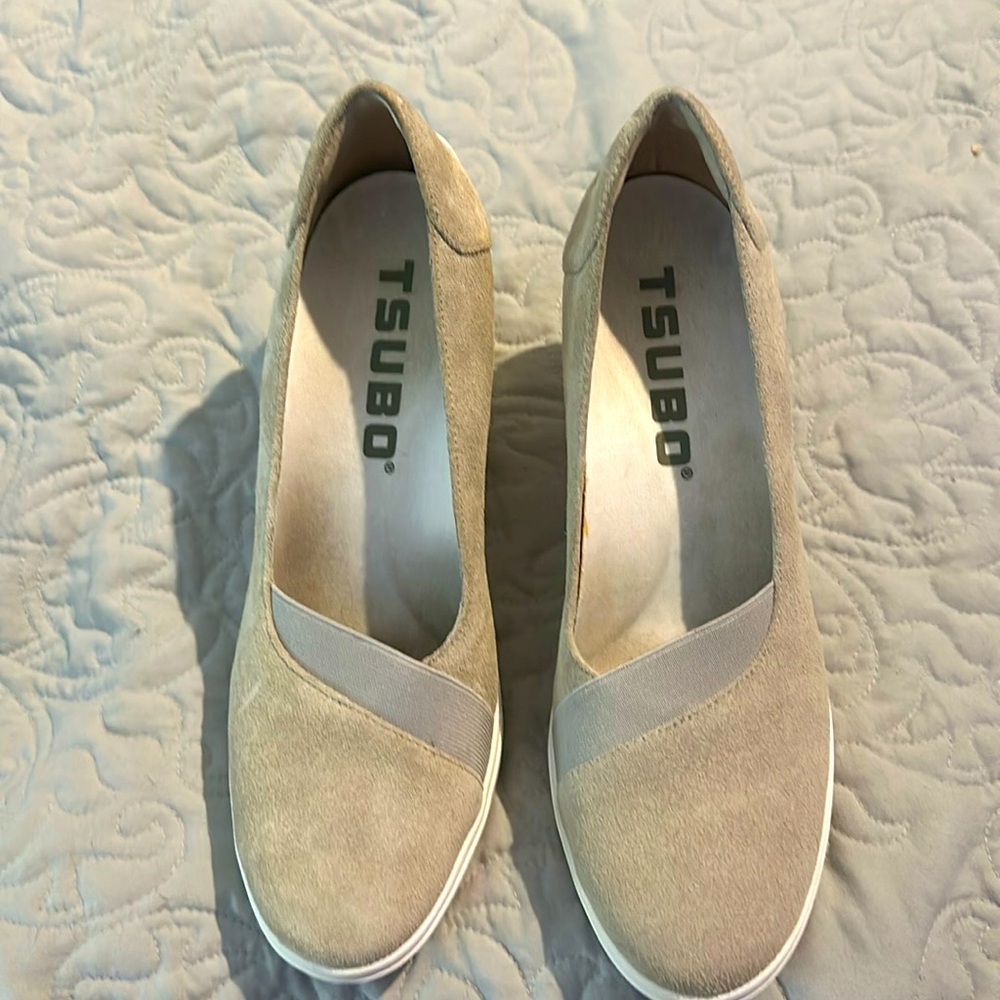 NWT TSUBO Damira Suede Wedge Heels
